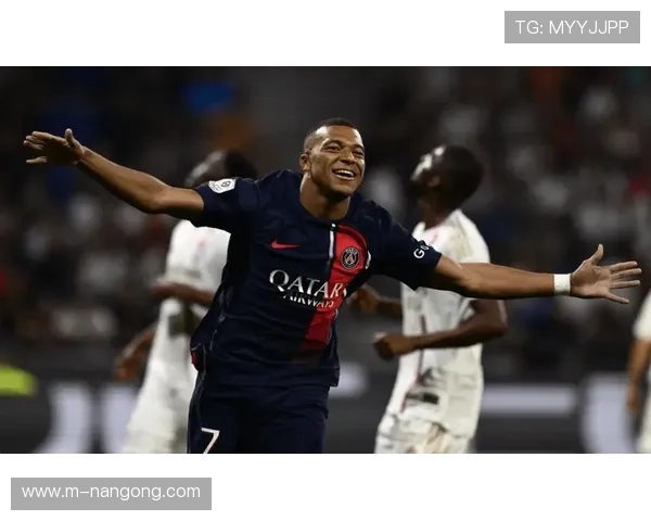 巴黎圣日耳曼vs马赛：王子公园球场爆满，德比氛围热烈