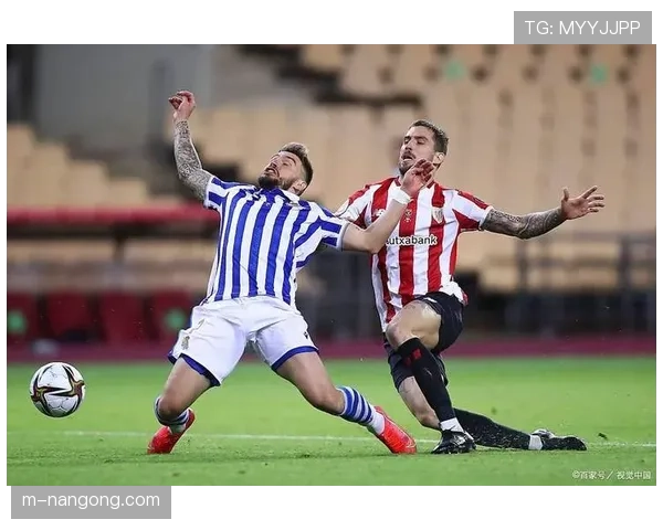 洛里昂对阵克莱蒙的比赛因球迷向场内投掷烟雾弹中断15分钟